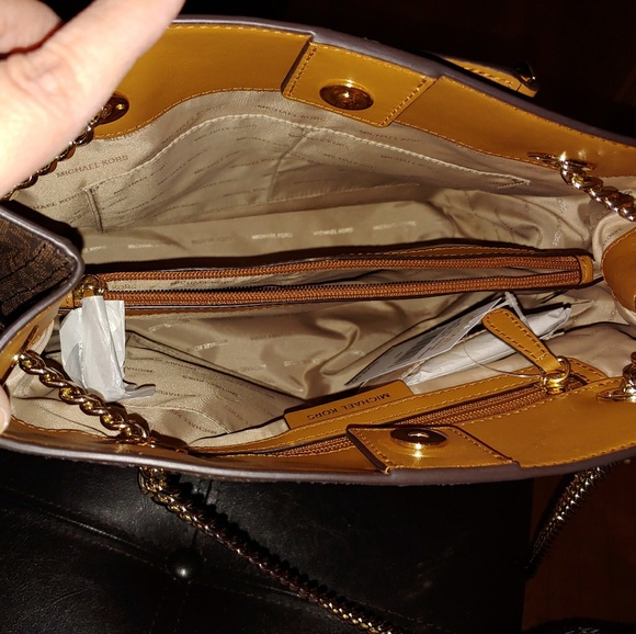 Jet Set Chain Large Shoulder Tote in Brown/Tan - Picture 7 of 8